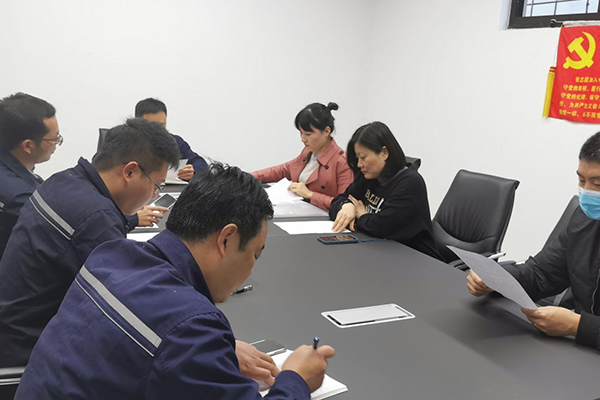 Kaksi Bodan työntekijää liittyi Kiinan kommunistiseen puolueeseen kunnialla.